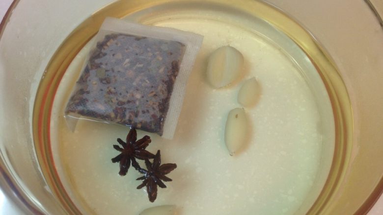 家常滷雞腿,接下來準備滷汁,放入大概3米杯的開水,滷包,五角,蒜頭和薑片,蔥容易爛,所以晚一點再放