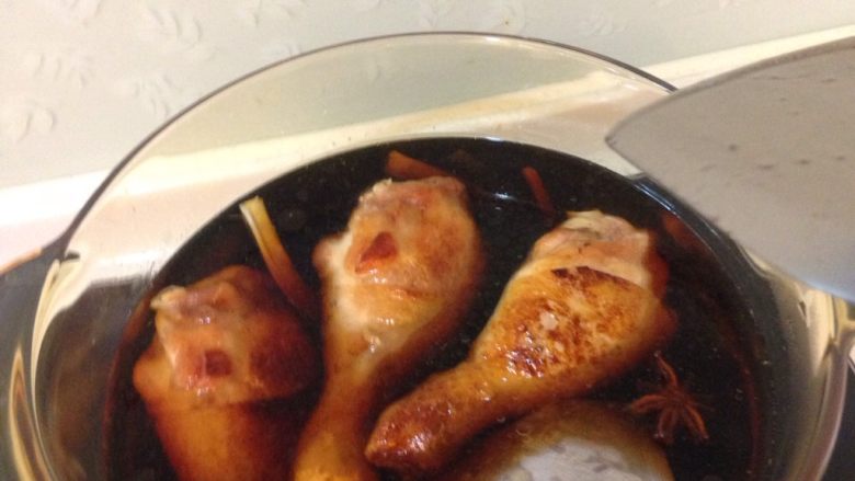 家常滷雞腿,放入滷汁小火燉煮30分鐘