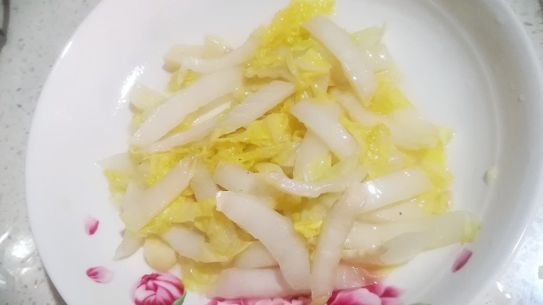 炒饭秀蛋炒饭,像平时炒菜那样先下油炒熟娃娃菜,火腿y也是一样,炒熟盛在盘子里。