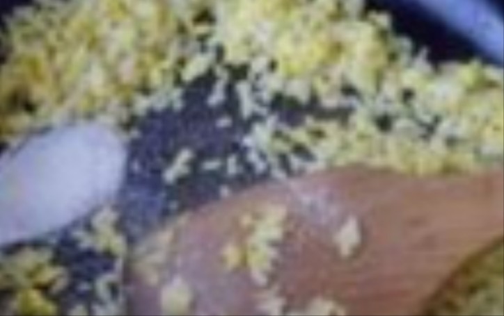 炒饭秀蛋炒饭,下油烧热然后把鸡蛋倒下去,再把米饭倒下去一起翻滚,下少量盐,直到米粒黏住鸡蛋变金黄色,把炒熟的火腿粒和娃娃菜倒下去一起翻滚,一会儿便可以盛碗。