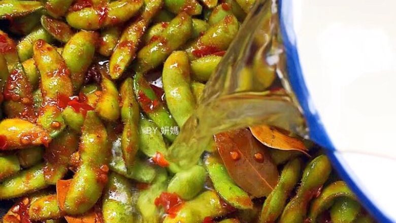 卤毛豆,加适量清水煮沸,没过毛豆为宜~