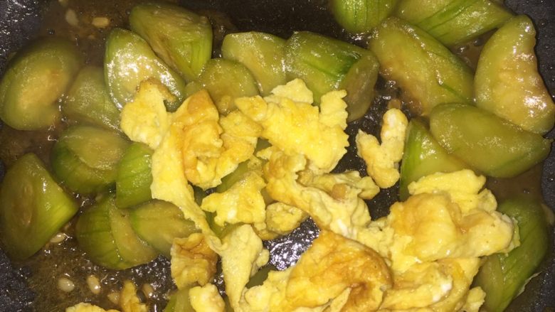 丝瓜炒鸡蛋,然后下入之前炒好的鸡蛋