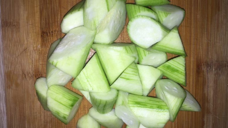 丝瓜炒鸡蛋,滚刀切成小块