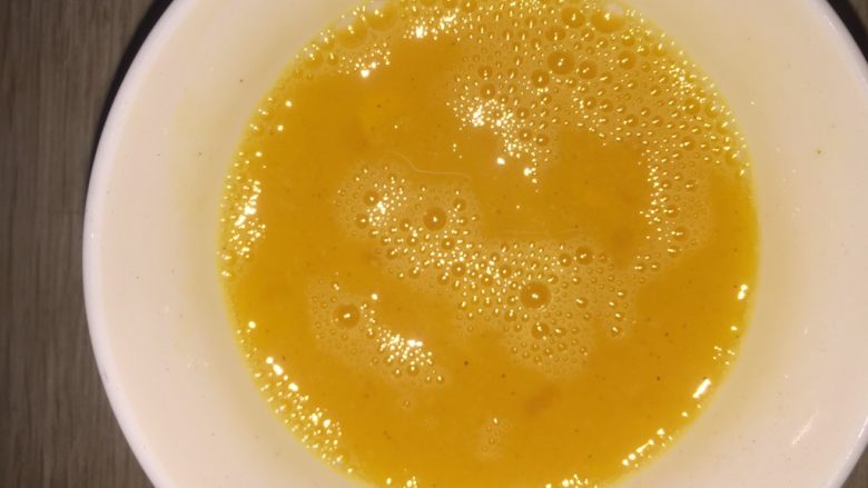 丝瓜炒鸡蛋,打两个<a style='color:red;display:inline-block;' href='/shicai/ 9'>鸡蛋</a>，加入盐，<a style='color:red;display:inline-block;' href='/shicai/ 744'>五香粉</a>，搅拌均匀。