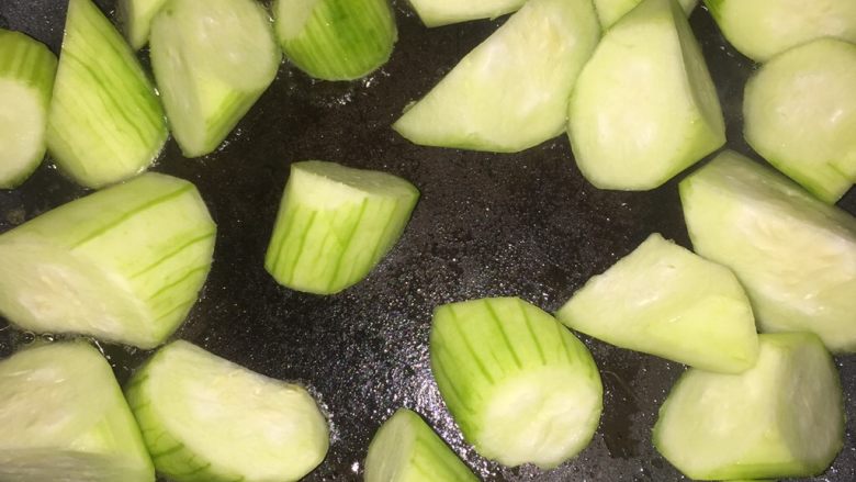 丝瓜炒鸡蛋,锅里留少许油，下入丝瓜块