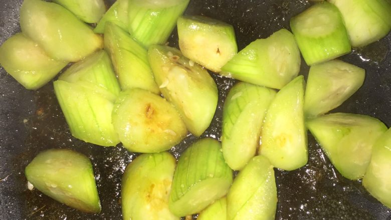 丝瓜炒鸡蛋,炒至变色后，加入盐，<a style='color:red;display:inline-block;' href='/shicai/ 788'>生抽</a>，<a style='color:red;display:inline-block;' href='/shicai/ 756'>鸡精</a>搅拌均匀