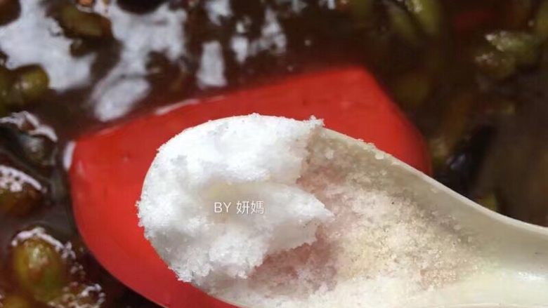 卤毛豆,待汤汁熬到还剩1/3时,调入盐提味~这里需要注意:汤汁不要完全熬干,因为最后需要汤汁一起浸泡毛豆入味~