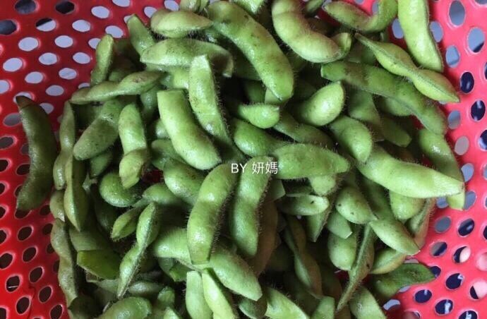 卤毛豆,新鲜毛豆用少量盐浸泡搓洗干净,加盐是有利于很好地去掉毛豆上面的毛毛~