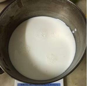 巧克力味牛奶小方,先把250g<a style='color:red;display:inline-block;' href='/shicai/ 219'>牛奶</a>煮温热.一点点热就ok拉