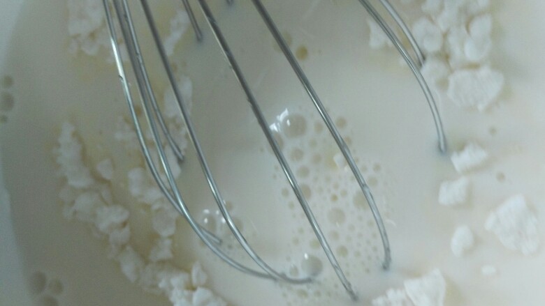 巧克力味牛奶小方,将60g玉米淀粉混合60g<a style='color:red;display:inline-block;' href='/shicai/ 869'>白砂糖</a>250g牛奶搅拌均匀