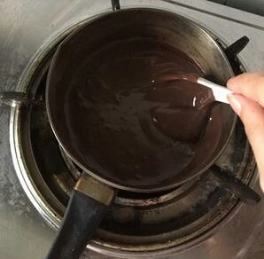 巧克力味牛奶小方,将搅拌均匀的液体倒进锅中.和锅中温热的牛奶充分搅拌.加点<a style='color:red;display:inline-block;' href='/shicai/ 920'>可可粉</a>.小火煮至浓稠.一定一定不断搅拌.不然很容易结块.｡◕‿◕｡