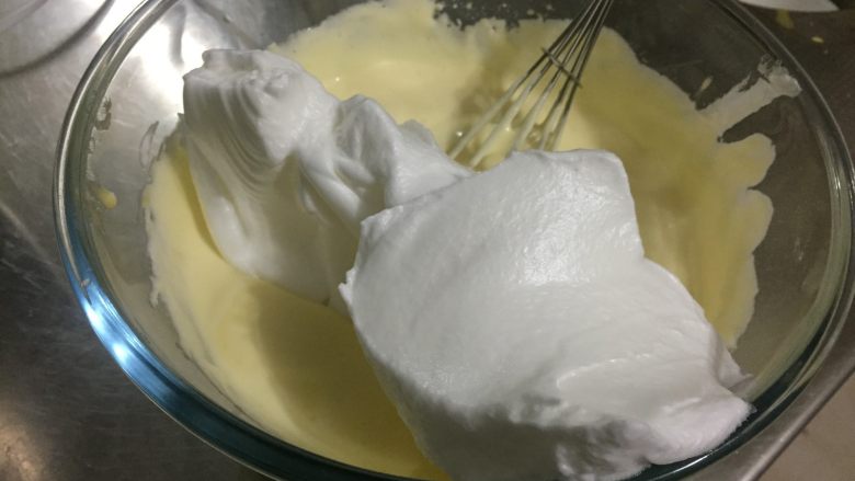 原味戚风蛋糕,混合均匀后再将二分之一的蛋白放入蛋黄糊中,均匀混合(不要花圈,用翻拌即可)