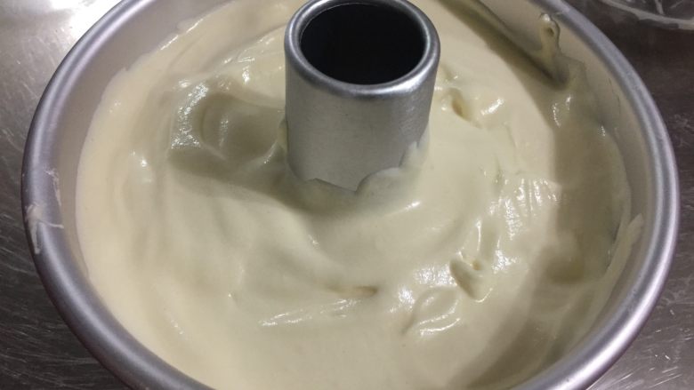 原味戚风蛋糕,用刮刀分部均匀后。用手按住中空的烟囱,整体震几下排除空气