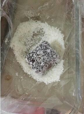 巧克力味牛奶小方,切成小方块.椰蓉上滚一圈.完成~