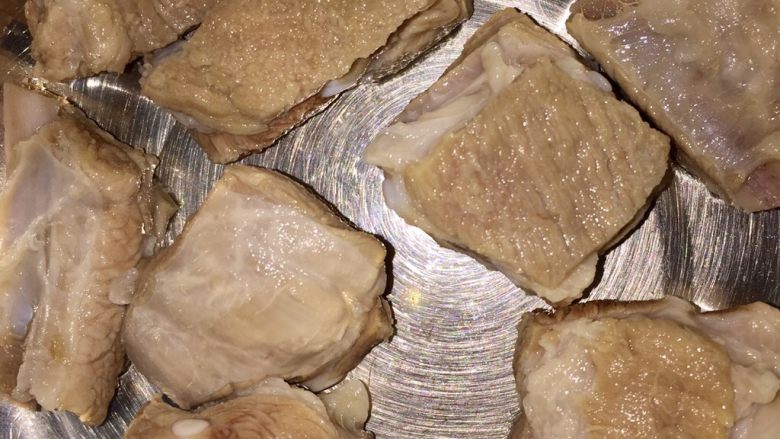 手抓排骨,然后捞出来,清洗一下上面的浮末。