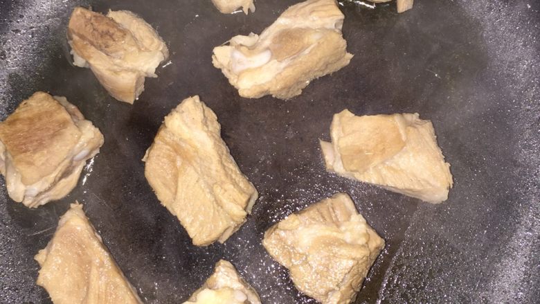 手抓排骨,锅里放入油,把排骨两面煎至