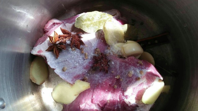 卤牛肉,把所有的配料全放高压锅,放一小勺<a style='color:red;display:inline-block;' href='/shicai/ 3729'>白糖</a>,盐放了调料勺三勺