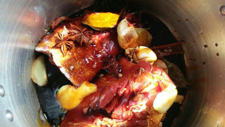 卤牛肉,倒入<a style='color:red;display:inline-block;' href='/shicai/ 692'>酱油</a>,再倒水进去,水没过牛腱子就好
