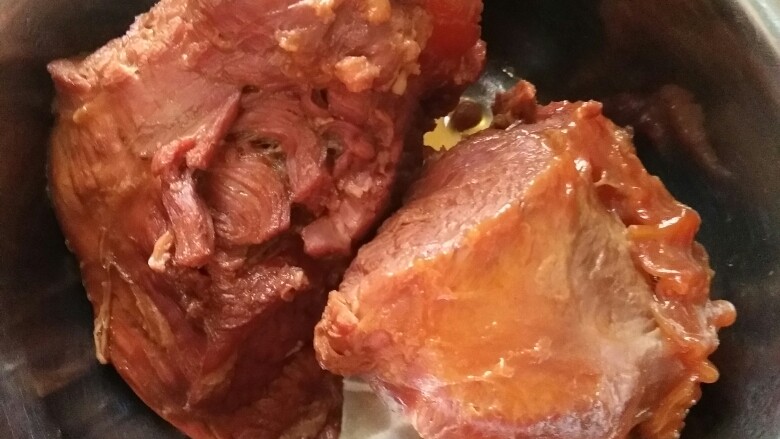 卤牛肉,高压锅跑气了就将火关小些,我用的中火,再压三十分钟就好了,卤好的牛腱子好小