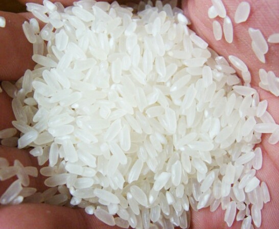 红豆山楂米糊,<a style='color:red;display:inline-block;' href='/shicai/ 492'>大米</a>淘洗干净,浸泡小半会跟红豆一起放到电饭锅里蒸煮熟。