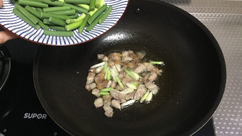 盐煎肉,倒入蒜苗,翻炒一分半钟