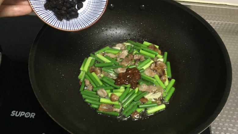 盐煎肉,紧接着倒入豆豉,翻炒均匀