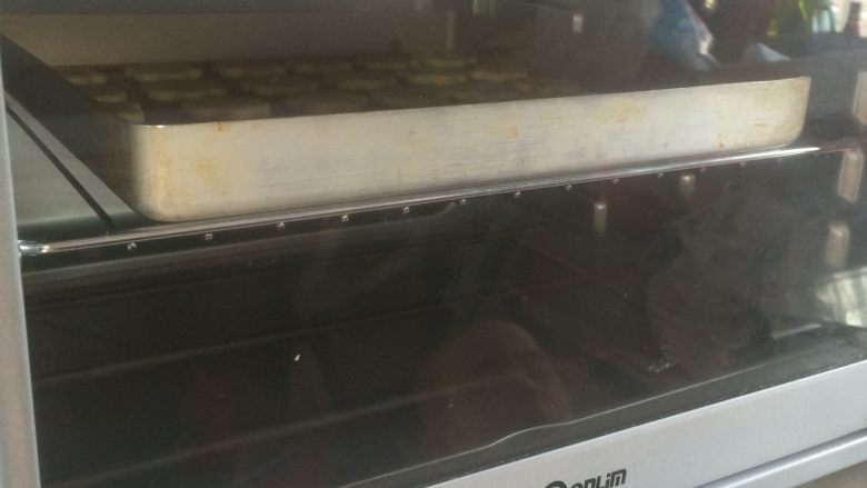 炼乳饼干,放入饼干,上下火160度15分钟左右,上色满意即可。