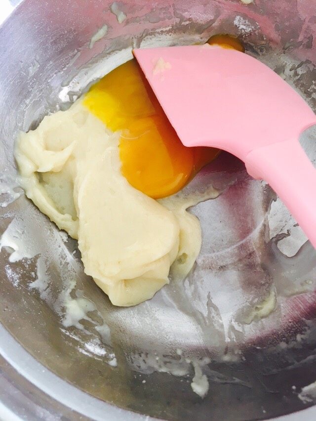 纸杯戚风,分两次加入蛋黄,十子拌法。调匀