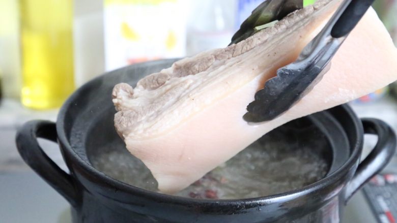 梅菜扣肉 无油烟免油炸懒人版,煮到肉用筷子可以轻松穿透时,将肉捞出。