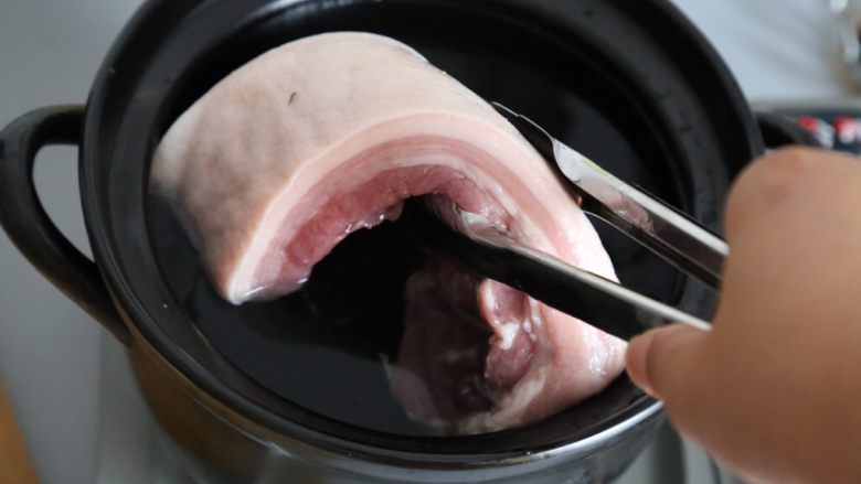 梅菜扣肉 无油烟免油炸懒人版,准备一锅水,冷水下锅放入五花肉。