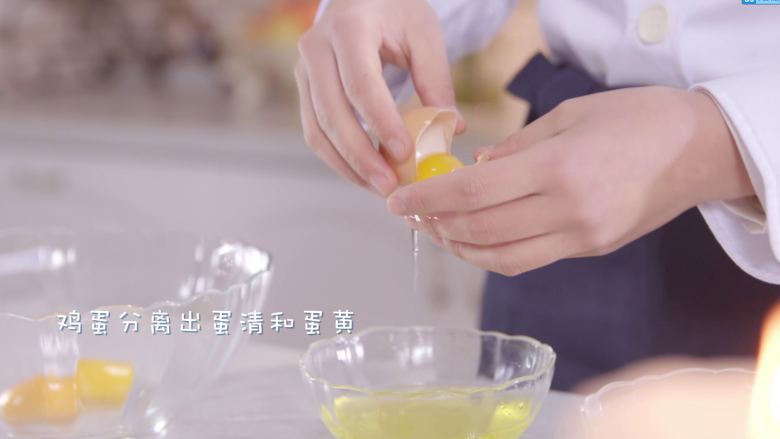 法式千层饼,将<a style='color:red;display:inline-block;' href='/shicai/ 9'>鸡蛋</a>分离出蛋清和蛋黄