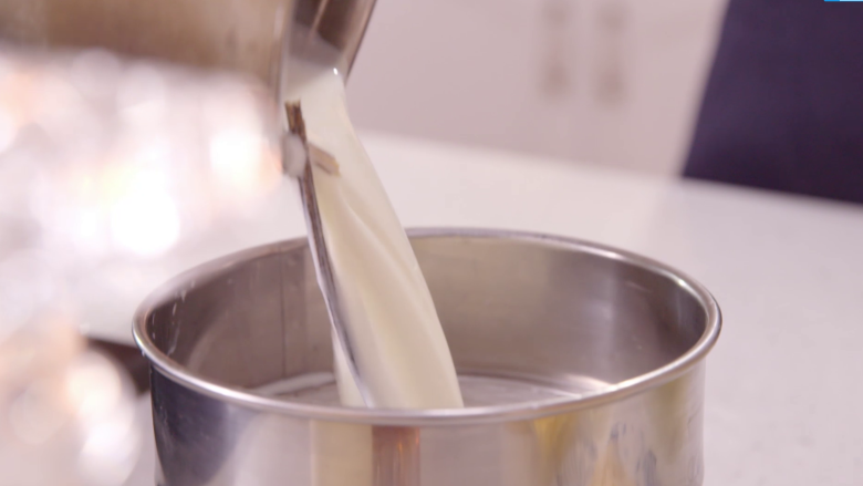 法式千层饼,将牛奶和之前的面糊混合