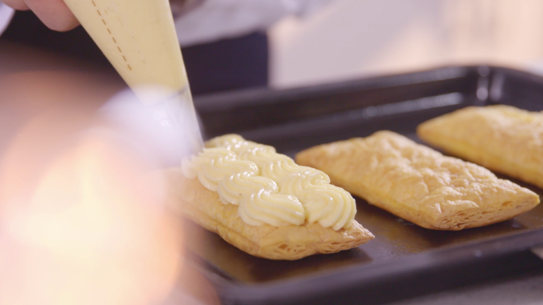 法式千层饼,冷却的面糊加入裱花袋