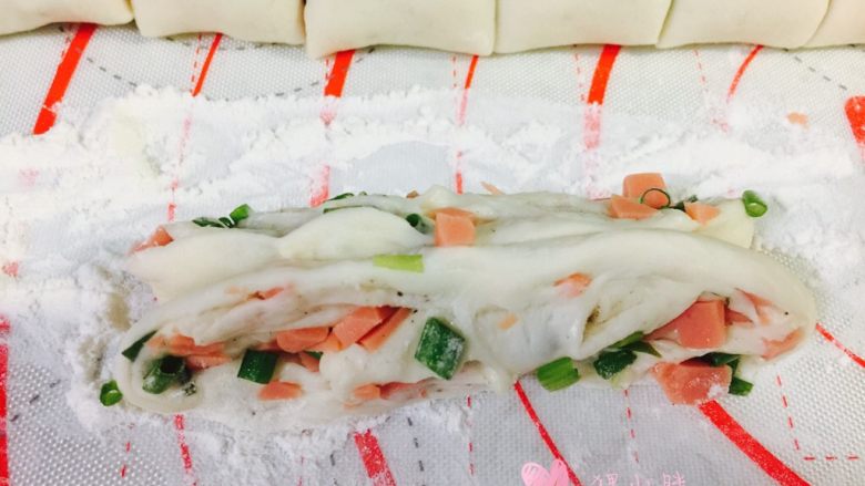 葱花火腿卷,轻拉面团,把面团拉长
