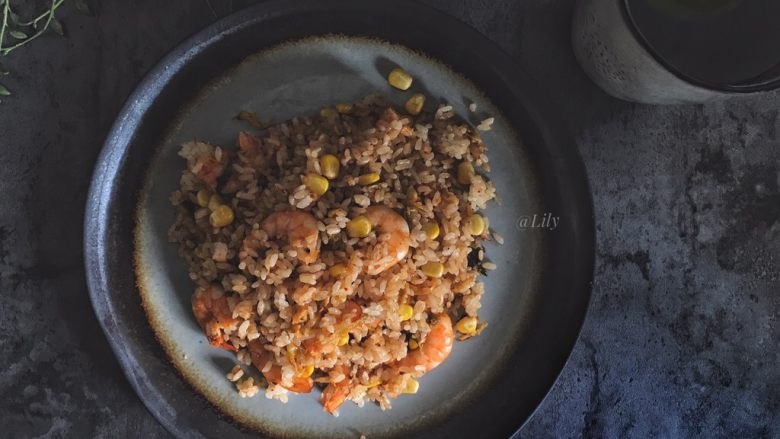 虾仁辣白菜炒饭,配上一杯清爽的柠檬水，不要太赞！
好吃好吃呀……没吃饱呀……