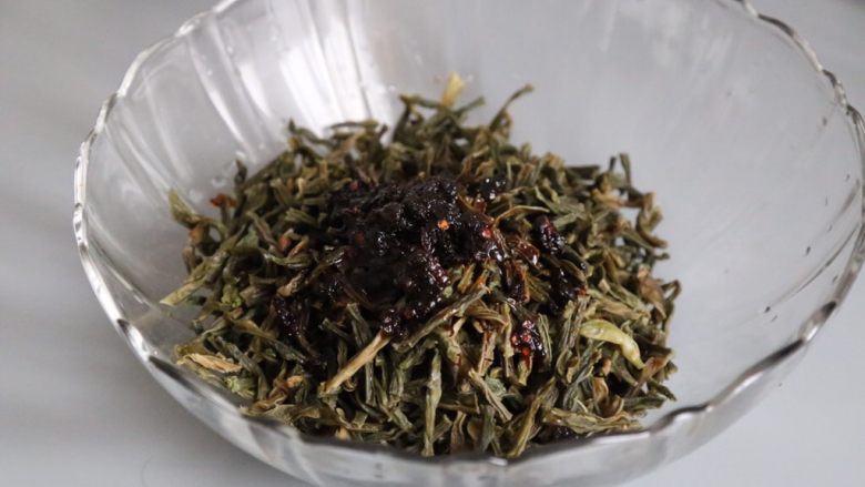 梅菜扣肉 无油烟免油炸懒人版,切好的豇豆加入甜面酱2勺,生抽2勺,捞出1勺,胡椒少许,老干妈一勺。