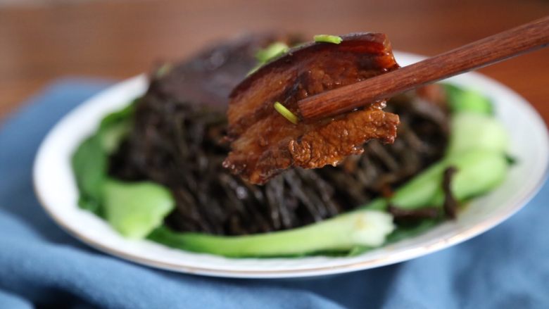 梅菜扣肉 无油烟免油炸懒人版,肉非常的软糯,不会腻哦