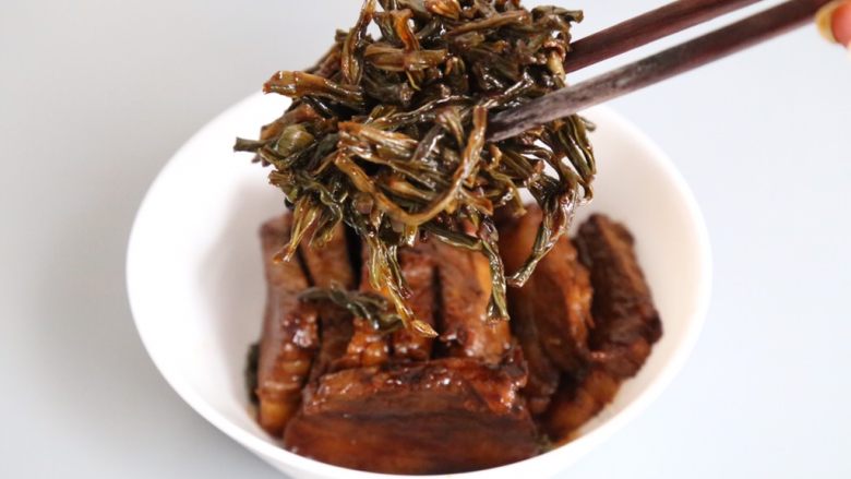 梅菜扣肉 无油烟免油炸懒人版,在码好的肉上放上拌好的讲到。