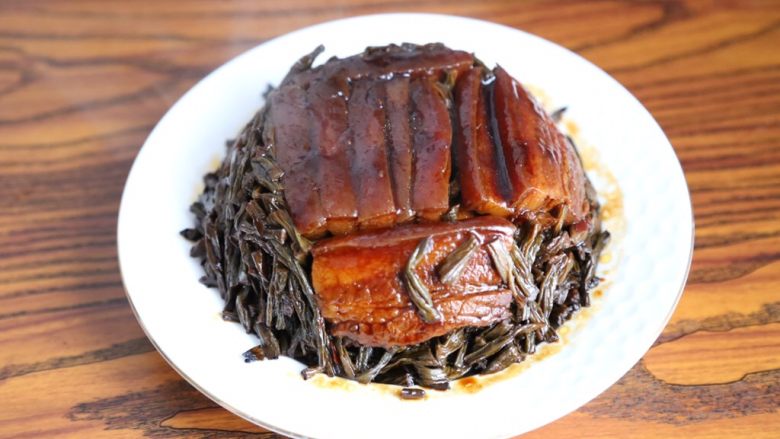梅菜扣肉 无油烟免油炸懒人版,蒸好后,拿一个盘子倒扣在碗上,反转后移走碗。