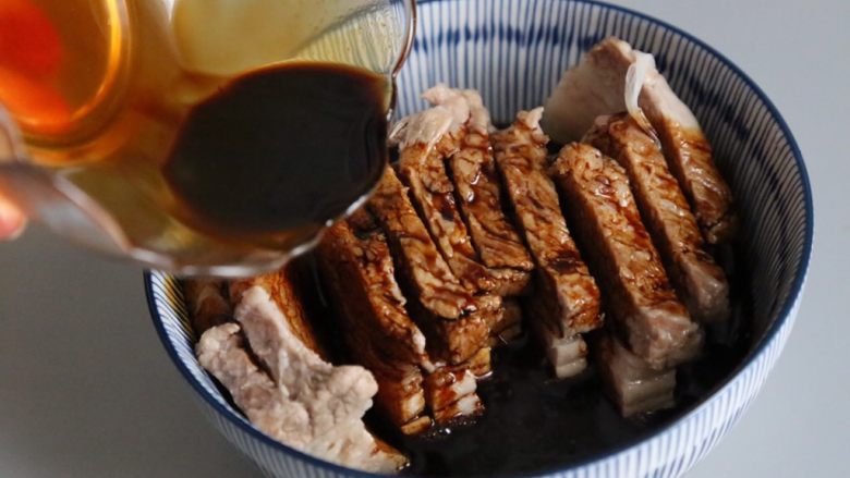 梅菜扣肉 无油烟免油炸懒人版,倒入切好的肉里。