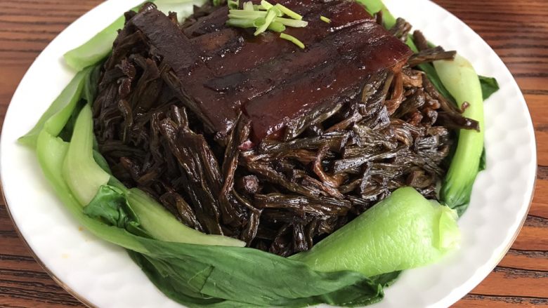 梅菜扣肉 无油烟免油炸懒人版,用焯烫后的小白菜围边装饰即可。