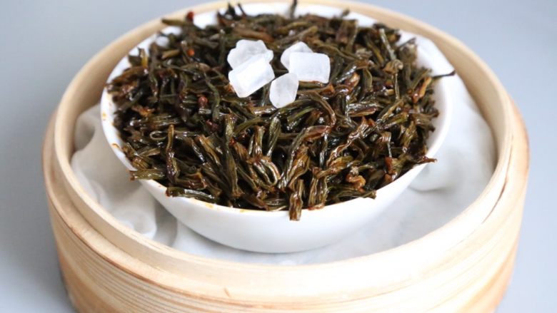 梅菜扣肉 无油烟免油炸懒人版,四周也要塞满压实,最后放即可<a style='color:red;display:inline-block;' href='/shicai/ 866'>冰糖</a>。