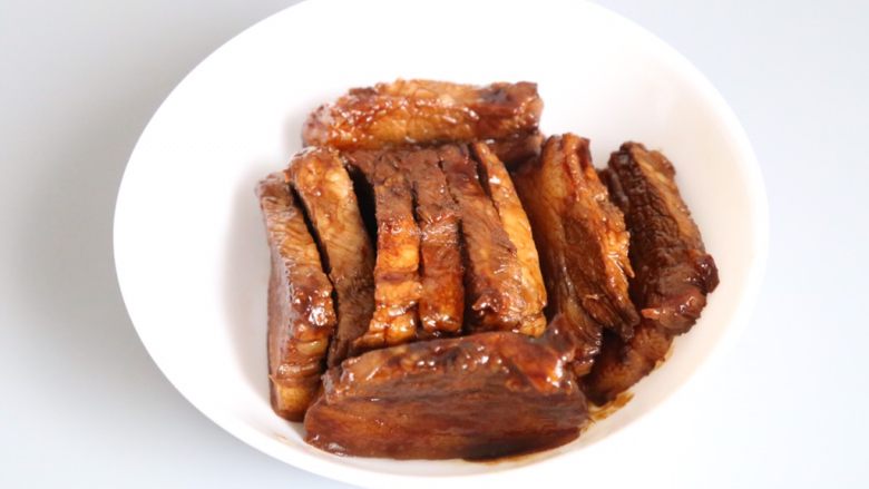 梅菜扣肉 无油烟免油炸懒人版,在一个中等大小的碗里,将肉皮贴碗底码好。
