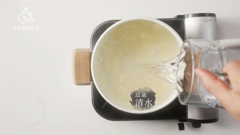 美容养颜气色好,桂花红枣银耳雪梨汤,入锅加清水