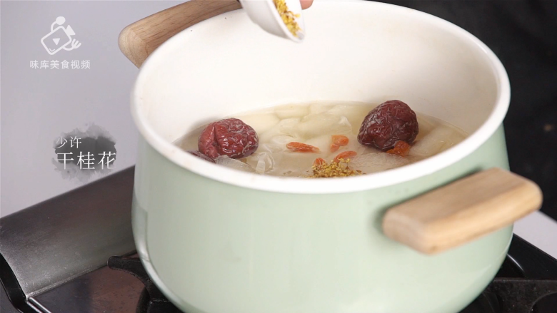 美容养颜气色好,桂花红枣银耳雪梨汤,加入少许<a style='color:red;display:inline-block;' href='/shicai/ 143337'>干桂花</a>