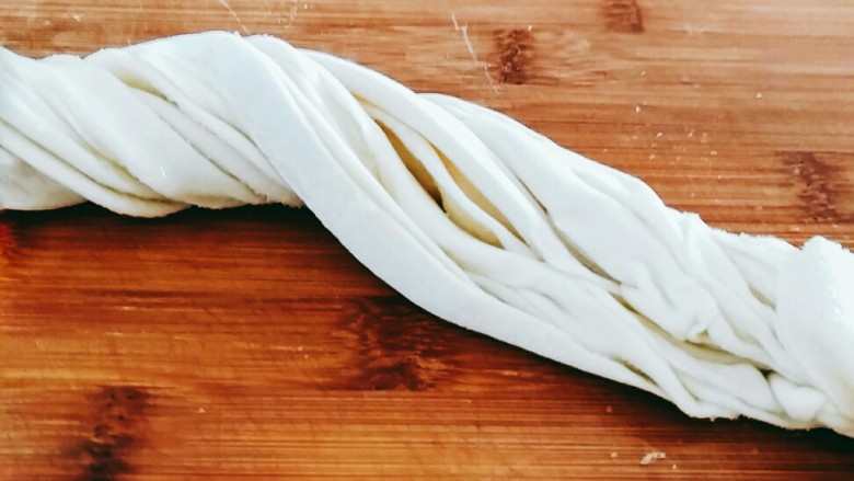 金丝甜饼,再把这些条扭在一起!