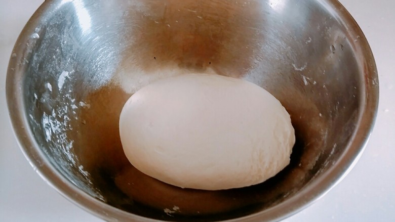 金丝甜饼,待凉透后,和成面团,感觉硬的话,加二十克冷水。