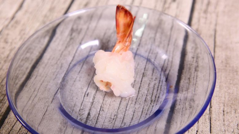 粗粮金汤明虾粥,煮熟的明虾尾,肉质鲜美,边缘部分几乎透明,这就是美食的魅力。