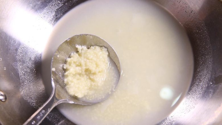 粗粮金汤明虾粥,锅中加入煮好的小米粥,搅拌均匀。