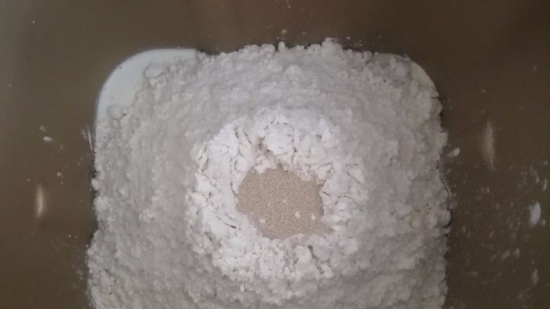红豆沙辫子面包(一次发酵),将做面包所需的材料除黄油以外按下层液体,中层粉体,上层<a style='color:red;display:inline-block;' href='/shicai/ 731'>酵母</a>的顺序放入面包机中。